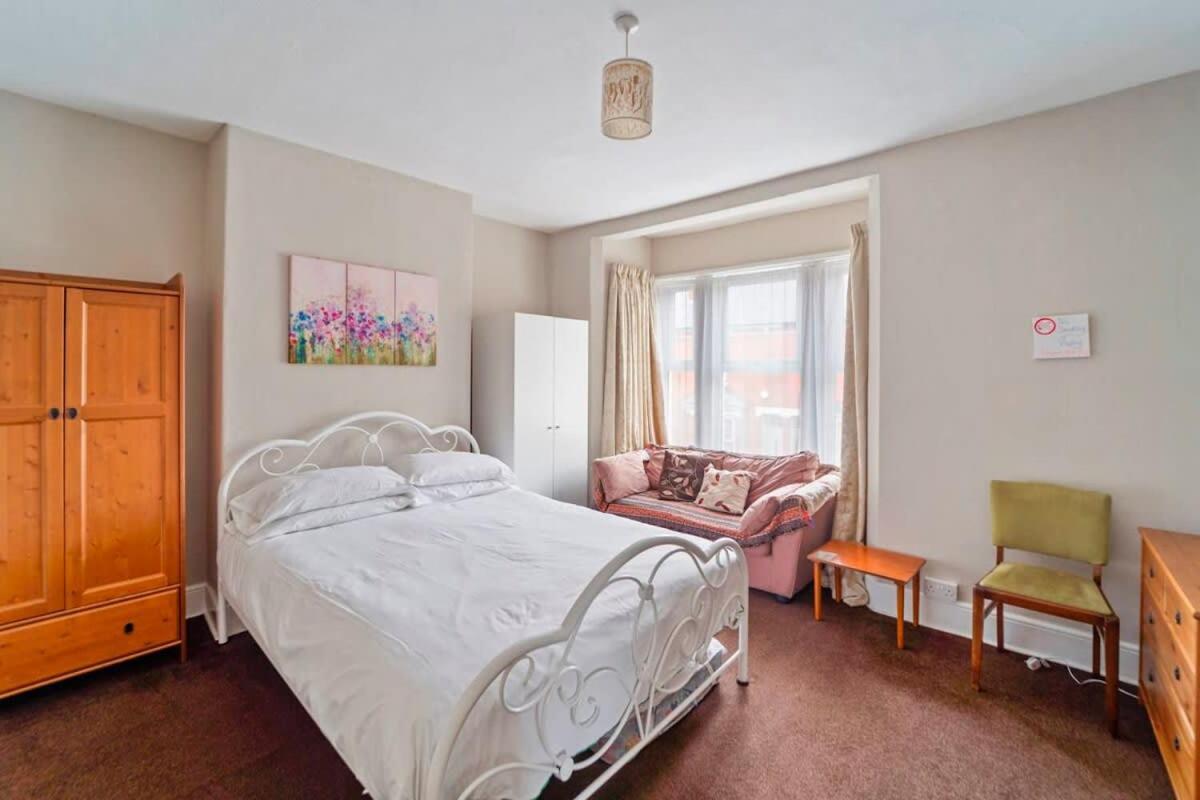 4 Bed Homely Retreat - 울버햄프턴 외부 사진