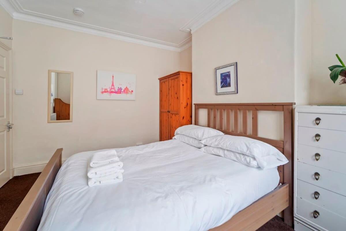 4 Bed Homely Retreat - 울버햄프턴 외부 사진